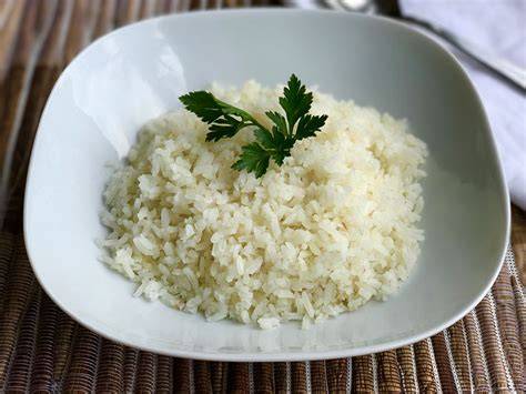 Plato de arroz blanco con escabeche