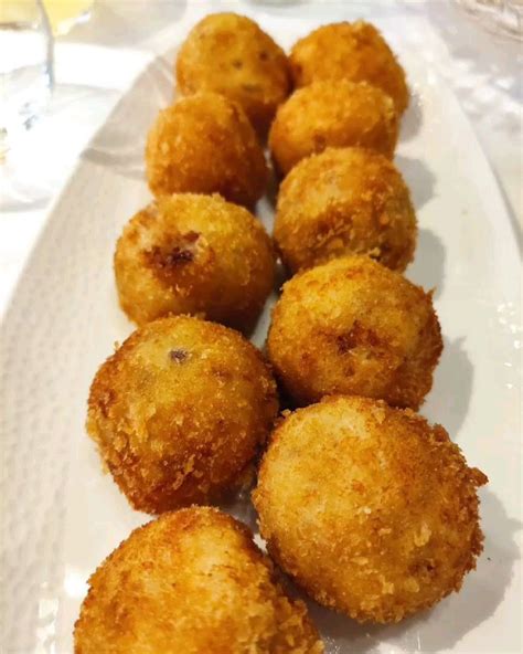 Plato de rissoles dorados y crujientes recién fritos
