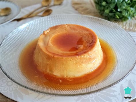 Flan de turrón cocinándose al baño maría en el horno