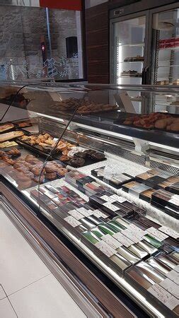 Interior de Forn de pa Camps Solsona con variedad de pasteles