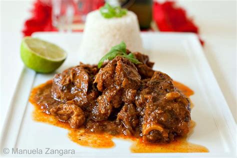 Plato de chivo guisado con arroz blanco