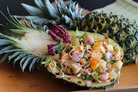 Ensalada tropical de arroz servida dentro de una piña fresca
