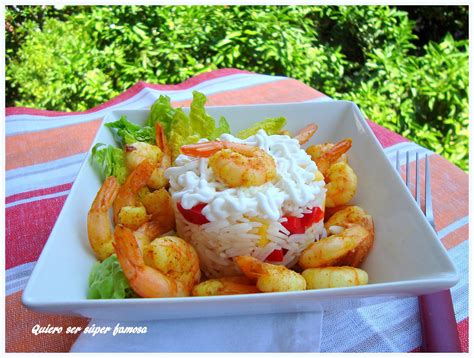 Plato terminado de ensalada de arroz con langostinos emplatado
