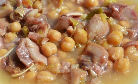 Plato de garbanzos con morro y oreja de cerdo