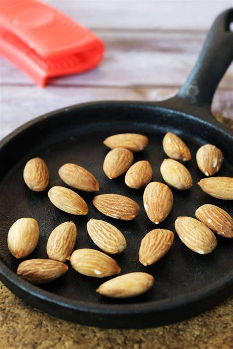 Almendras caramelizándose en una sartén