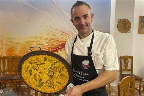 Paco Rodríguez recibiendo el premio a la mejor paella del mundo