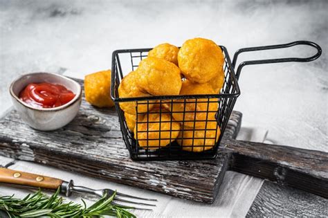 Croquetas servidas en una cesta metálica