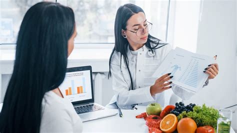 Personas consultando a un nutricionista sobre dietas especializadas