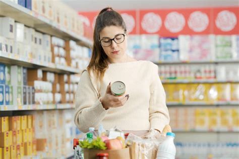 Mujer embarazada revisando etiquetas de alimentos