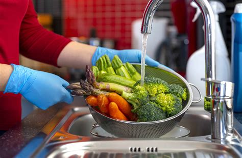 Cocina limpia y alimentos lavados