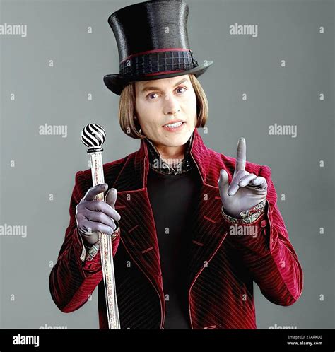 Johnny Depp caracterizado como Willy Wonka
