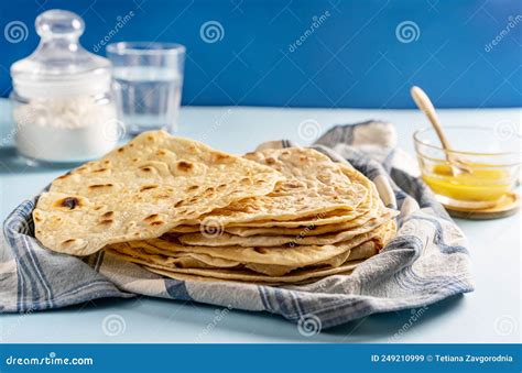 Imagen de diferentes panes planos: chapati, piadina, wrap.