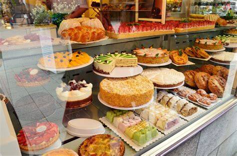 Vitrina de pastelería artesanal con hojaldres y dulces típicos malagueños