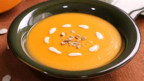 Crema de calabaza decorada con nata