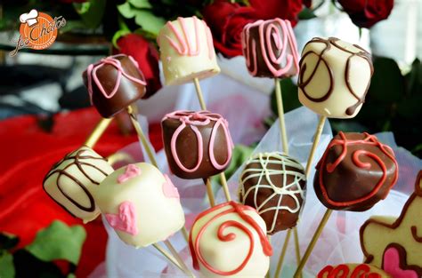 Bombones de Oreo bañados en chocolate blanco decorados