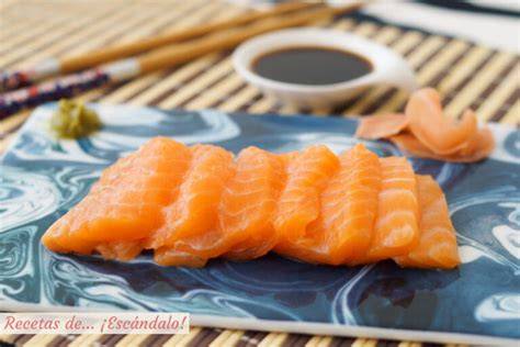 Sashimi de salmón fresco con arroz, wasabi y jengibre
