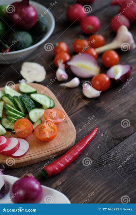 Verduras frescas cortadas en una tabla