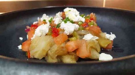 Ensalada templada de berenjena a la llama con pico de gallo y queso feta