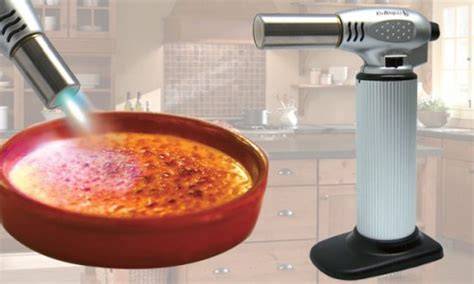 Soplete de cocina y postres caramelizados