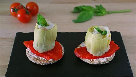 tostas gourmet decoradas con crema de alcachofa y bacalao