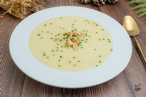 Plato de crema de puerros con croutons