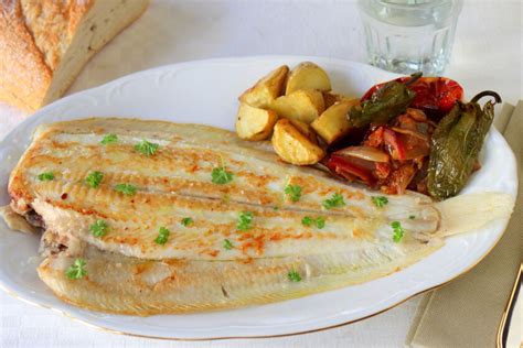 Plato de lenguado fresco servido con guarnición