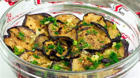 plato finalizado de berenjenas con ajo y perejil