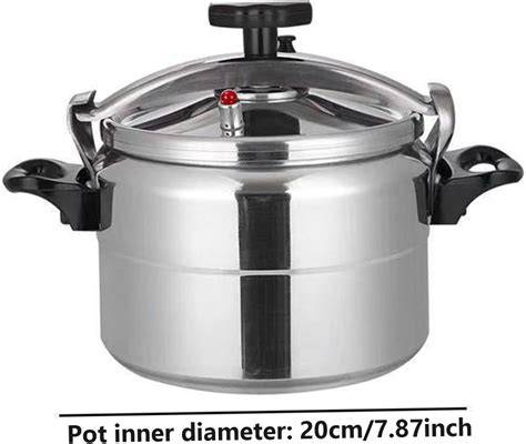 Olla a presión de gran capacidad sobre una cocina industrial