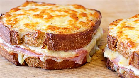 Croque-Monsieur con bechamel y queso gratinado