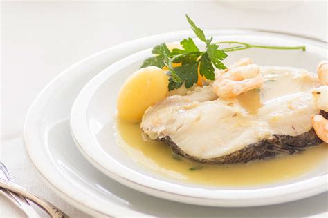 Ingredientes frescos para la receta de merluza al cava
