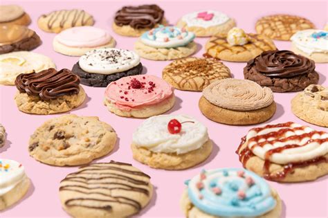 Variedad de Crumbl Cookies con diferentes toppings