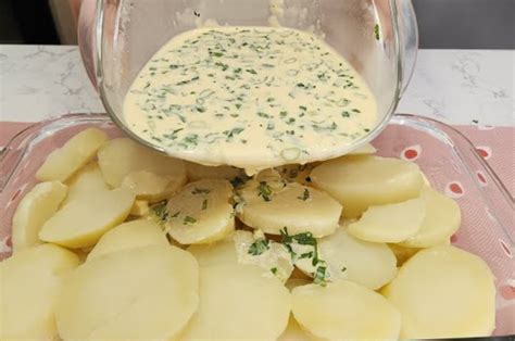 Mezclando ingredientes para la salsa de las papas gratinadas