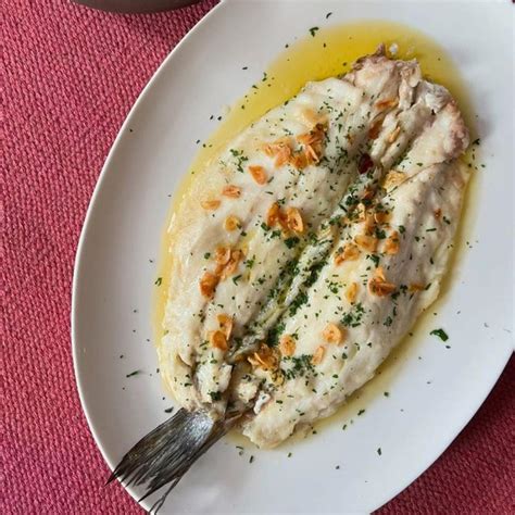 Lubina con salsa de cava servida en un plato elegante