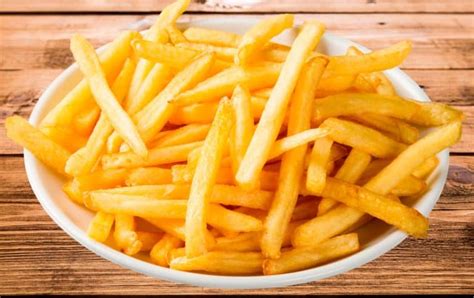 Patatas fritas recién hechas en un cuenco