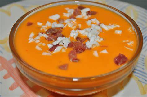 Plato de salmorejo andaluz con guarnición