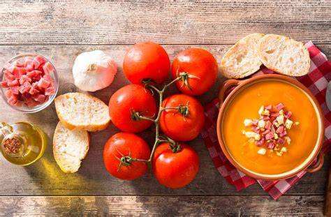 Ingredientes frescos para hacer salmorejo