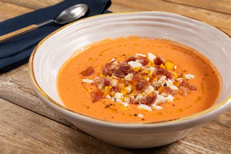 Salmorejo en proceso de mezclado