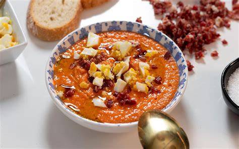 Salmorejo servido con huevo y jamón