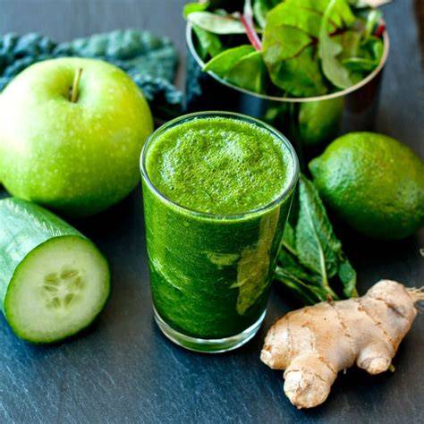 vasos de batidos verdes servidos con rodajas de pepino y limón