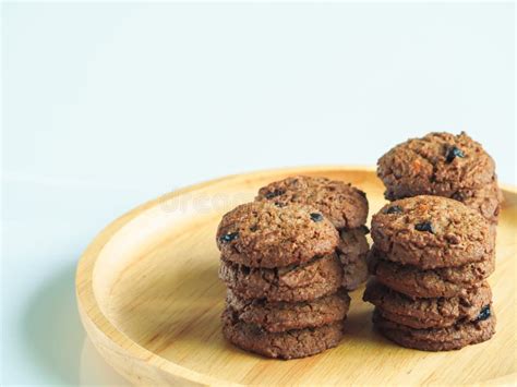 Tortitas de chocolate sobre un plato de madera
