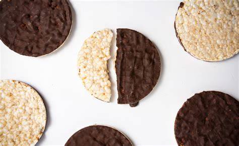 Variedad de tortitas de arroz y maíz con chocolate