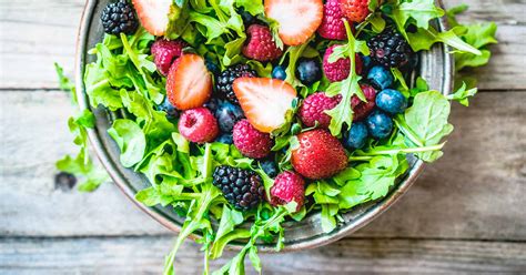 Ensalada con palomitas de frutos rojos
