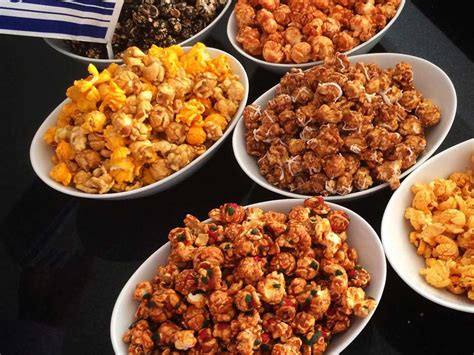 Mesa con diferentes tipos de palomitas gourmet