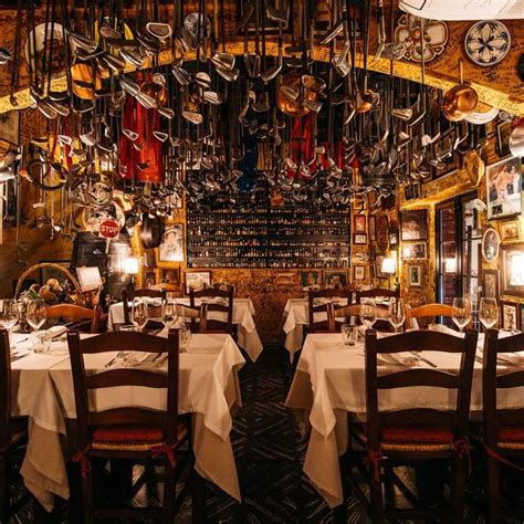 Interior del restaurante Casa Roberto con sus mesas clásicas