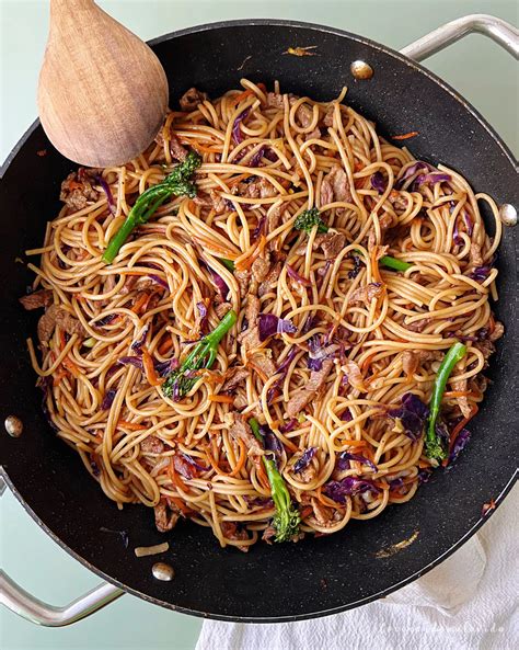 Noodles con ternera y verduras listos para servir