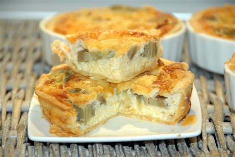 Quiche de alcachofas recién salida del horno en una mesa decorada