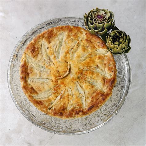 Quiche de alcachofas servida en una porción sobre un plato