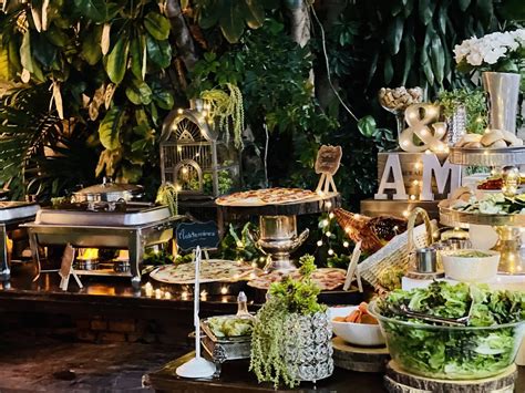 Mesa de catering elegante con aperitivos gourmet