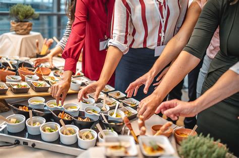 Equipo de profesionales de catering trabajando en un evento