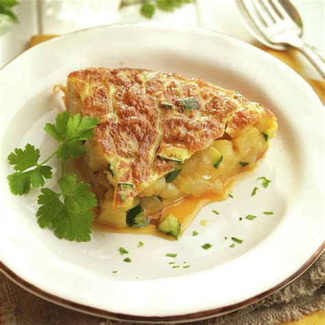 Tortilla de patatas y calabacín en una sartén